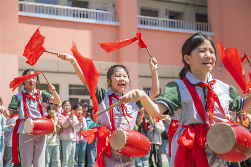 Jiangsu : une joyeuse danse de tambour de taille dans une école primaire de Suqian