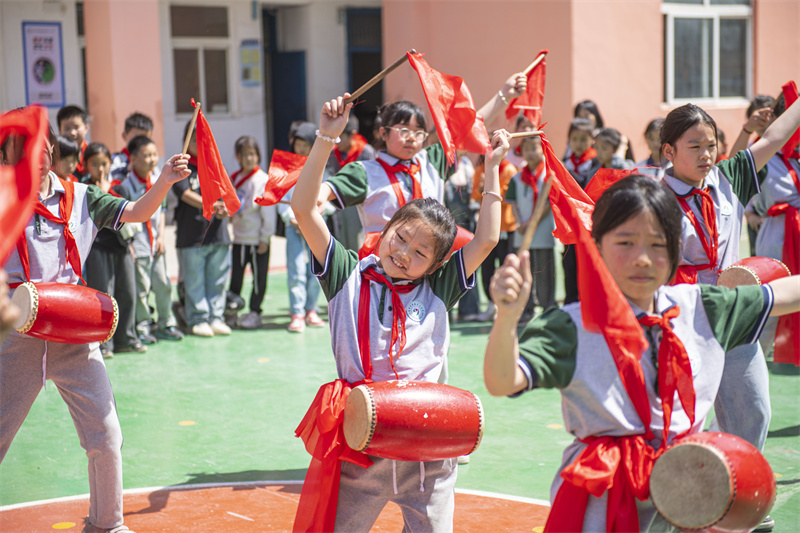 Jiangsu : une joyeuse danse de tambour de taille dans une école primaire de Suqian