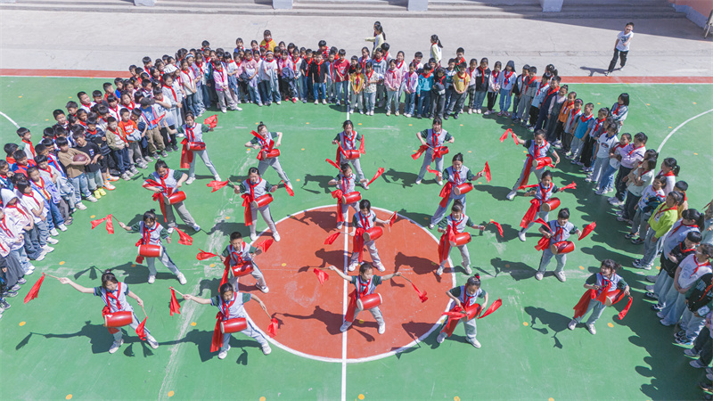 Jiangsu : une joyeuse danse de tambour de taille dans une école primaire de Suqian