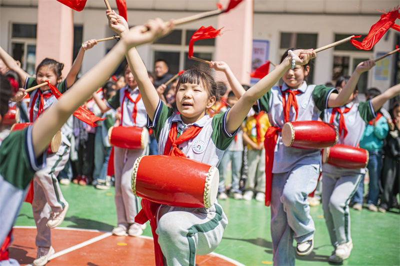 Jiangsu : une joyeuse danse de tambour de taille dans une école primaire de Suqian