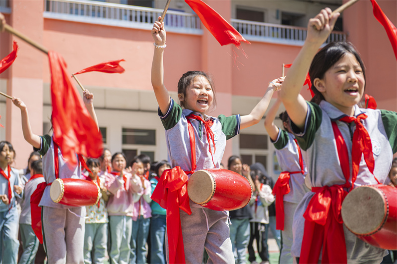 Jiangsu : une joyeuse danse de tambour de taille dans une école primaire de Suqian