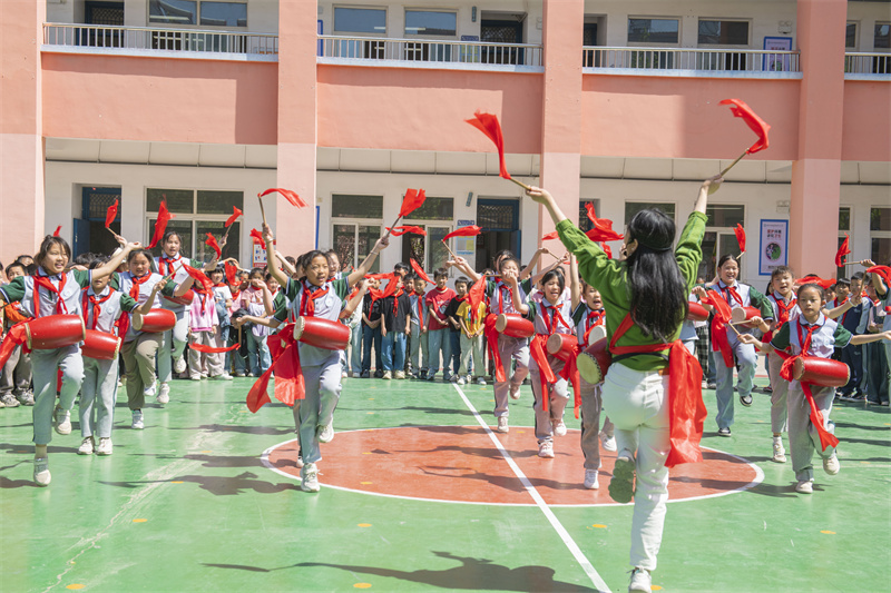 Jiangsu : une joyeuse danse de tambour de taille dans une école primaire de Suqian