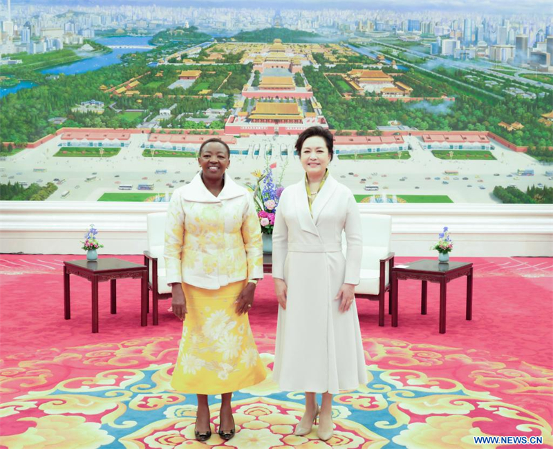 Peng Liyuan discute autour d'un thé avec l'épouse du président kenyan
