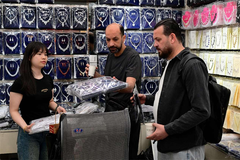 Des commer?ants jordaniens achètent des accessoires à la Cité internationale du commerce de Yiwu, dans la province du Zhejiang (est de la Chine), le 15 avril 2025. (Shi Bufa / Pic.people.com.cn)
