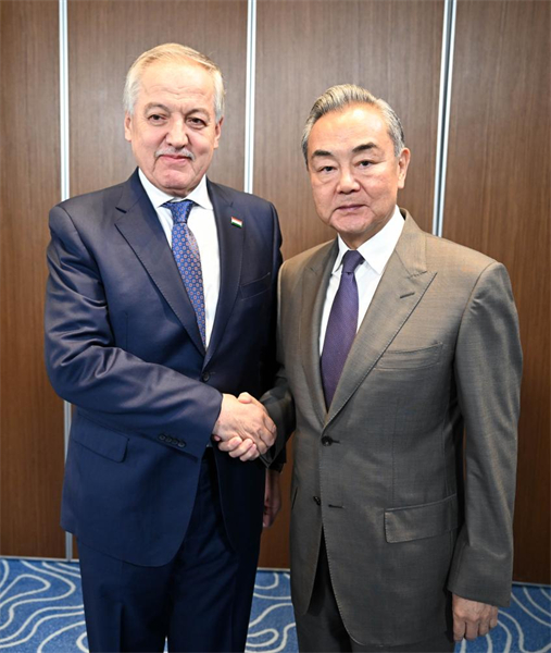 Le ministre chinois des Affaires étrangères rencontre son homologue tadjik