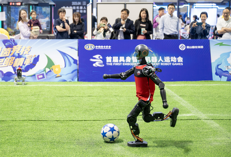 Jiangsu : début de la première compétition sportive de robots à intelligence intégrée à Wuxi