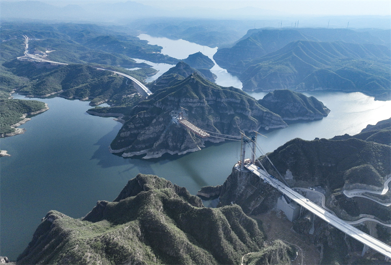 Henan : la construction du pont sur le fleuve Jaune de l'autoroute Jixin progresse sans heurts