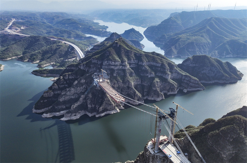 Henan : la construction du pont sur le fleuve Jaune de l'autoroute Jixin progresse sans heurts