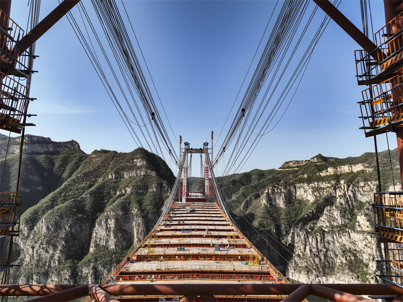 Henan : la construction du pont sur le fleuve Jaune de l'autoroute Jixin progresse sans heurts