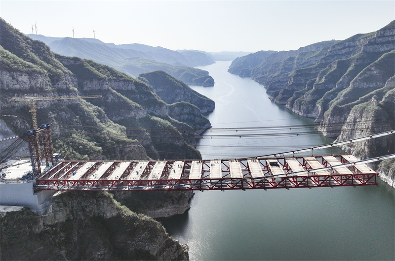 Henan : la construction du pont sur le fleuve Jaune de l'autoroute Jixin progresse sans heurts
