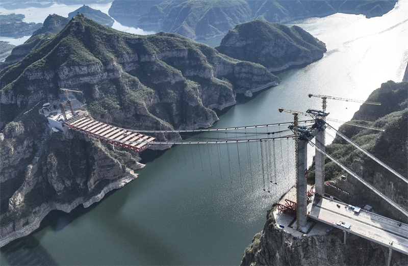 Henan : la construction du pont sur le fleuve Jaune de l'autoroute Jixin progresse sans heurts