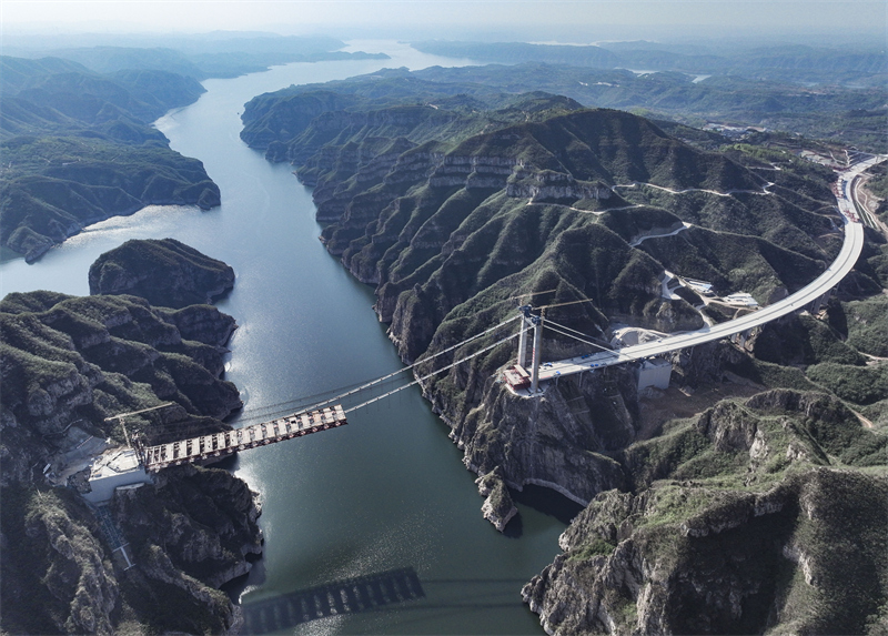 Henan : la construction du pont sur le fleuve Jaune de l'autoroute Jixin progresse sans heurts