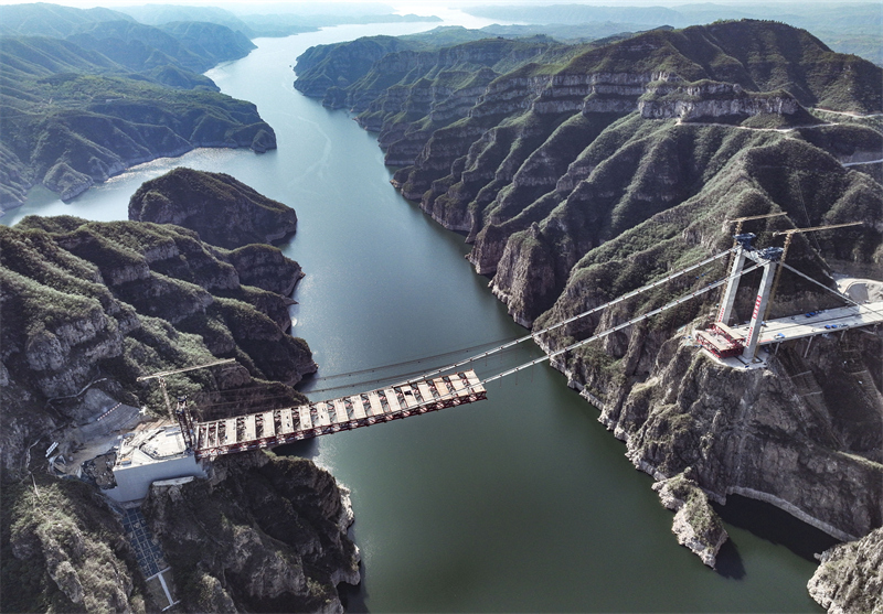 Henan : la construction du pont sur le fleuve Jaune de l'autoroute Jixin progresse sans heurts