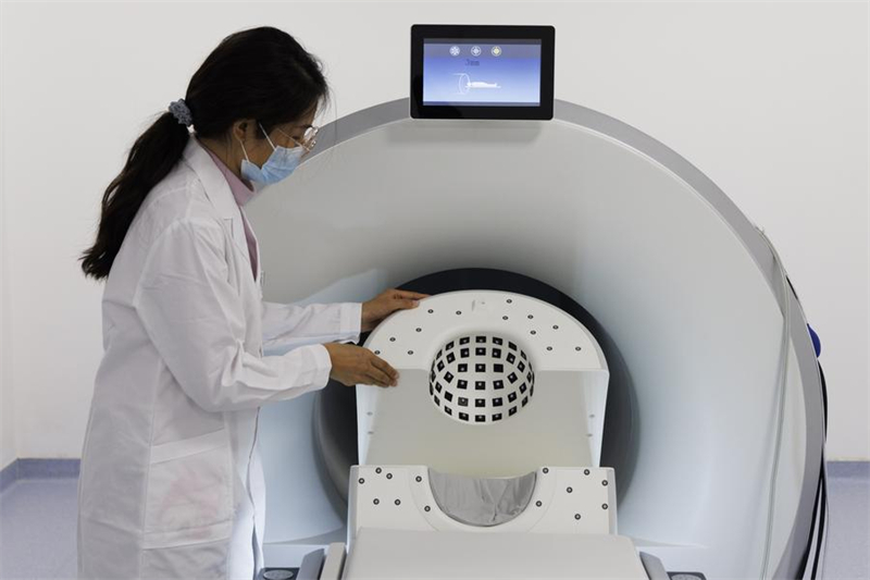 Un technicien exploite un appareil d'imagerie médicale multimodale, le 20 mars 2025 à Beijing. (Jin Liwang / Xinhua)