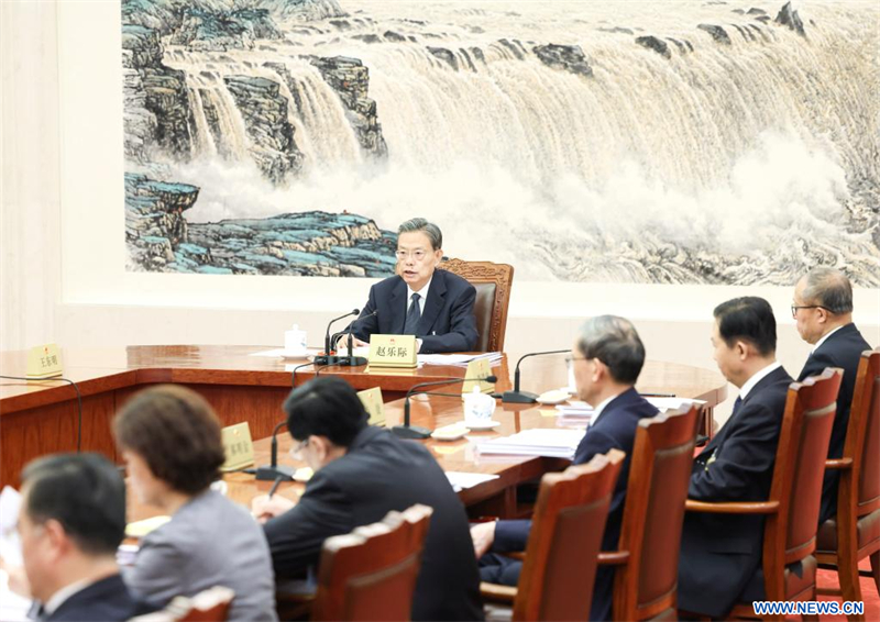 Réunion de hauts législateurs chinois pour écouter des rapports sur l'examen des projets de loi