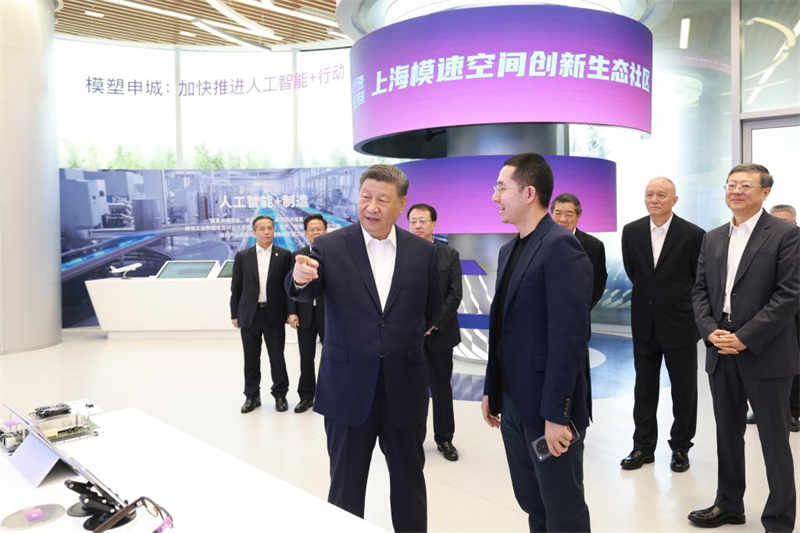 Xi Jinping inspecte le secteur de l'IA à Shanghai et appelle à son développement
