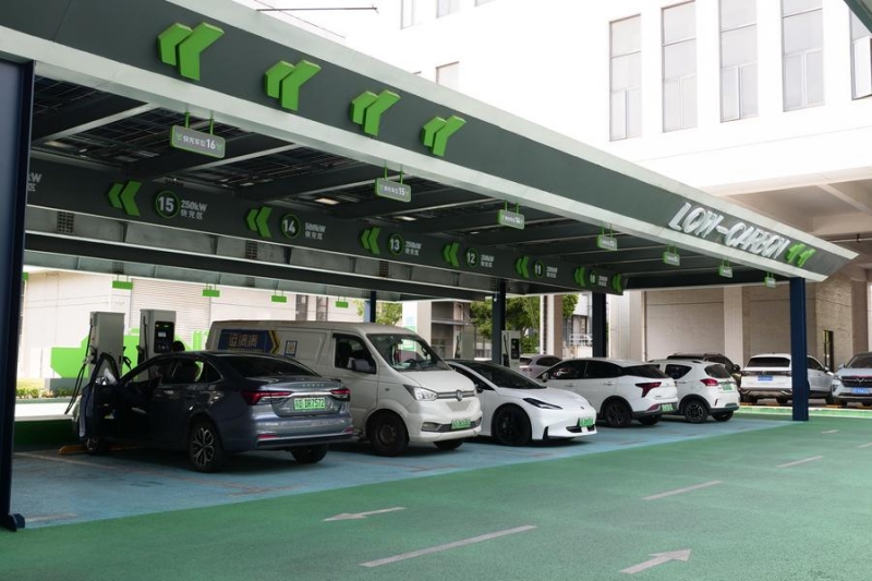 Une station de recharge alimentée par une installation solaire dans un parc industriel de Liyang, une ville au niveau du district, à Changzhou, dans la province chinoise du Jiangsu (est), le 17 avril 2025. (Photo : Xinhua)