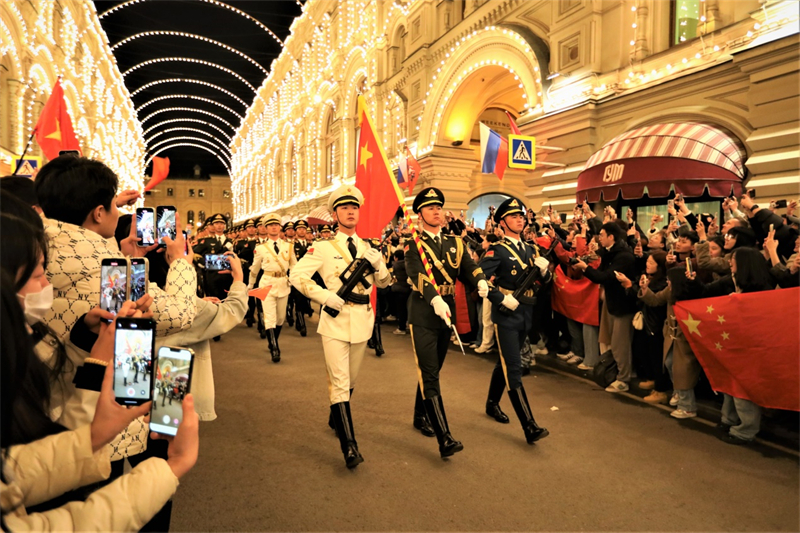 La garde d'honneur de l'Armée populaire de libération chinoise fait une apparition spectaculaire à Moscou