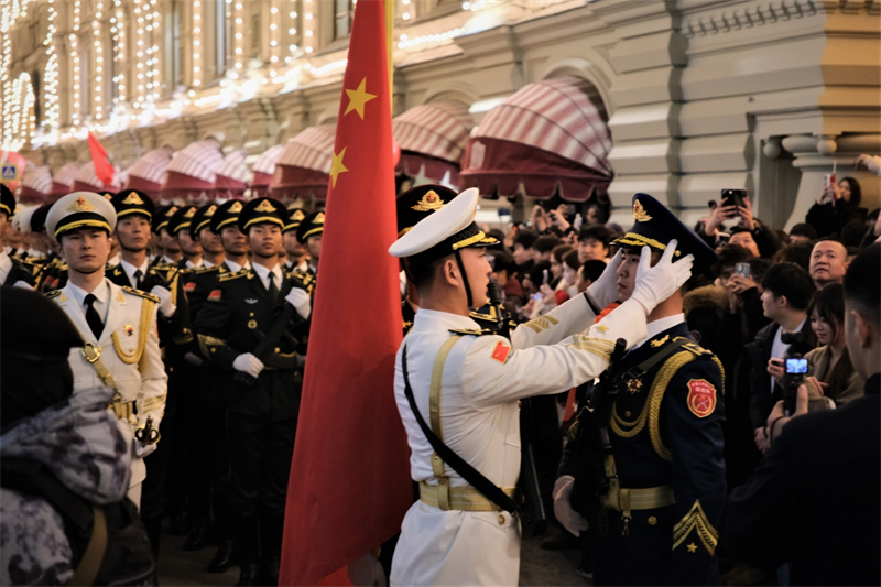 La garde d'honneur de l'Armée populaire de libération chinoise fait une apparition spectaculaire à Moscou