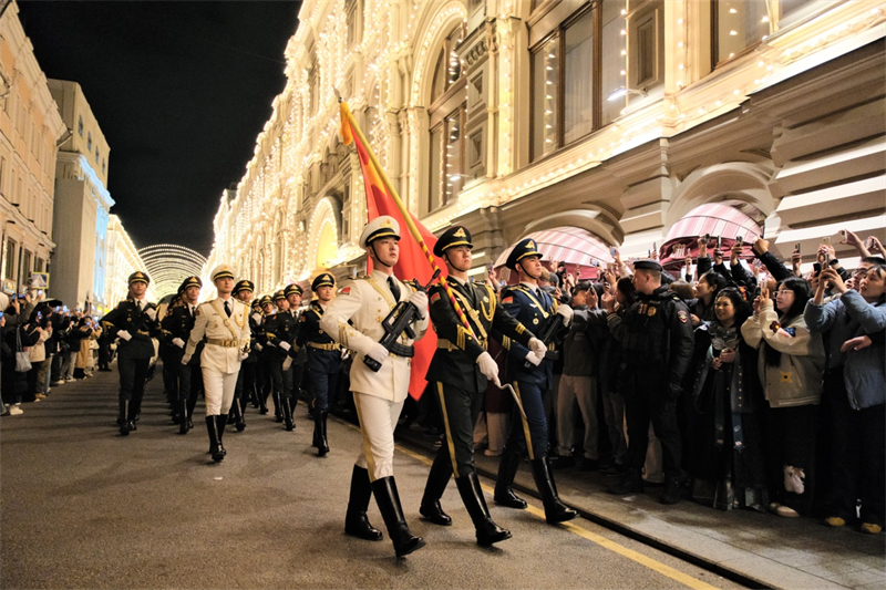 La garde d'honneur de l'Armée populaire de libération chinoise fait une apparition spectaculaire à Moscou