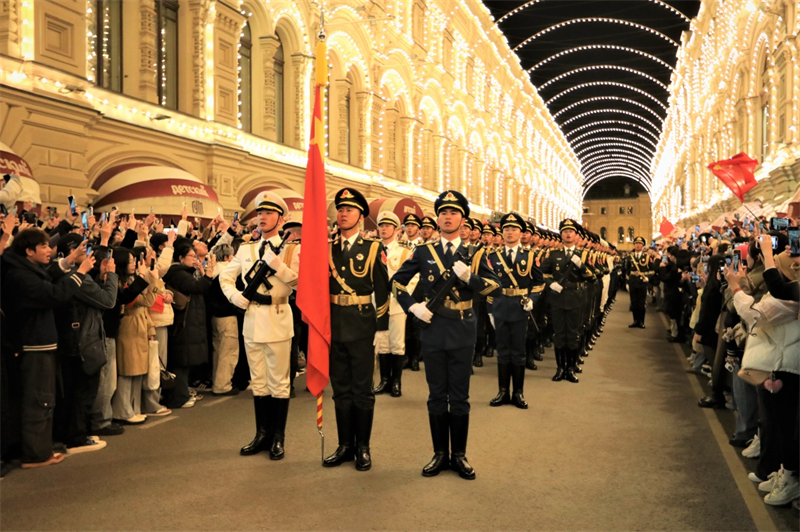 La garde d'honneur de l'Armée populaire de libération chinoise fait une apparition spectaculaire à Moscou