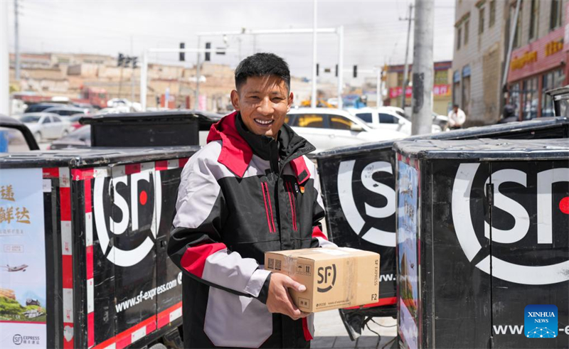 Laba pose pour une photo dans une rue de Nagqu, dans la région autonome du Xizang (sud-ouest de la Chine), le 24 avril 2025. (Photo / Xinhua)