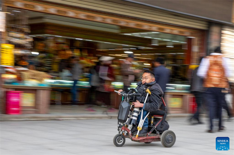 Xizang : un photographe gravement handicapé poursuit son rêve de toute une vie