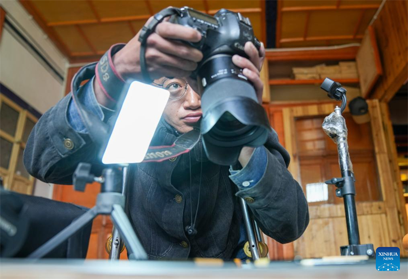 Xizang : un photographe gravement handicapé poursuit son rêve de toute une vie