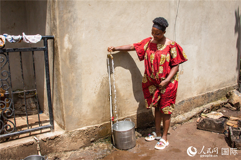 Jean Zeufak, une résidente de Bafoussam, le chef-lieu de la région de l'Ouest du Cameroun, a accès à l'eau du robinet propre. (Xue Dan / Le Quotidien du Peuple en ligne)