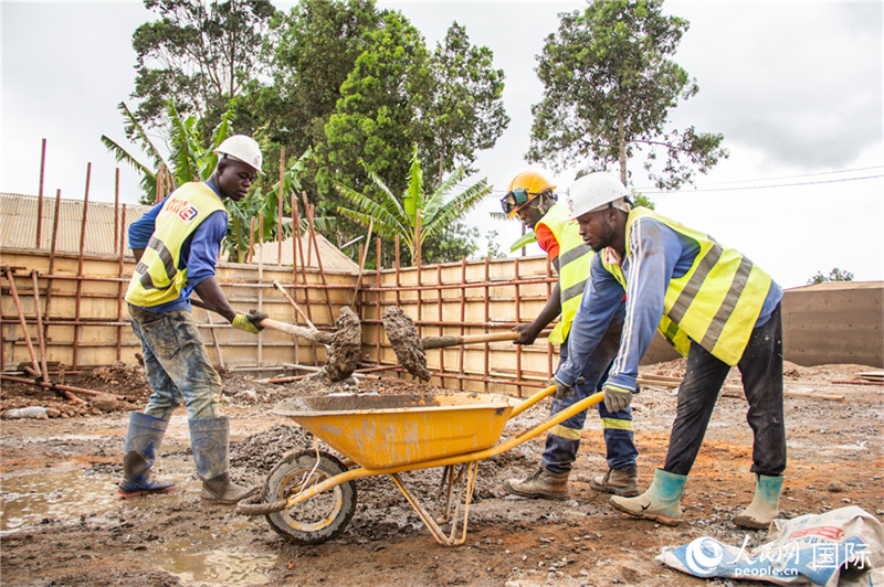 Comment la ? source de propreté ? construite par la Chine profite à des milliers de ménages au Cameroun
