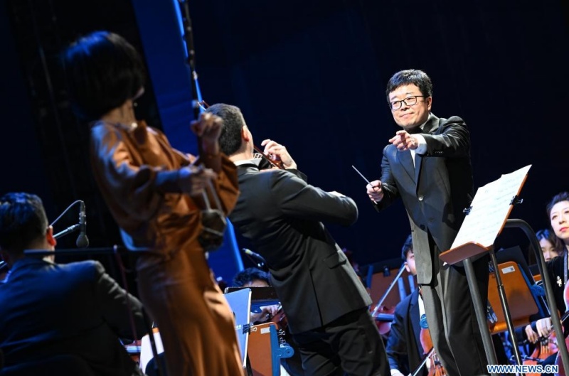 Le chef d'orchestre Jin Ye de l'Orchestre symphonique de Beijing dirige un concert du 5e Festival de jazz de Taihu dans l'arrondissement de Tongzhou à Beijing, capitale chinoise, le 30 avril 2025. (Photo : Chen Zhonghao)