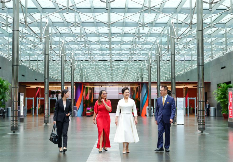 Peng Liyuan et la première dame du Brésil visitent le Centre national des arts du spectacle de Chine