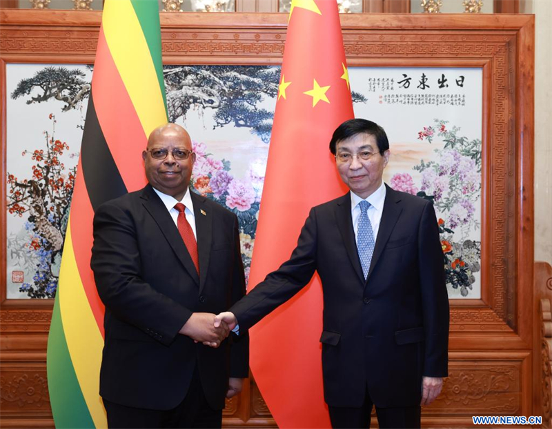 Le plus haut conseiller politique chinois rencontre le président du Parlement du Zimbabwe