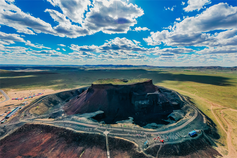 Mongolie intérieure : à Ulanqab, les volcans et les prairies se complètent pour créer un magnifique paysage
