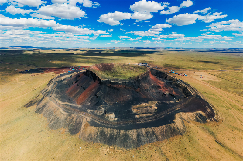 Mongolie intérieure : à Ulanqab, les volcans et les prairies se complètent pour créer un magnifique paysage