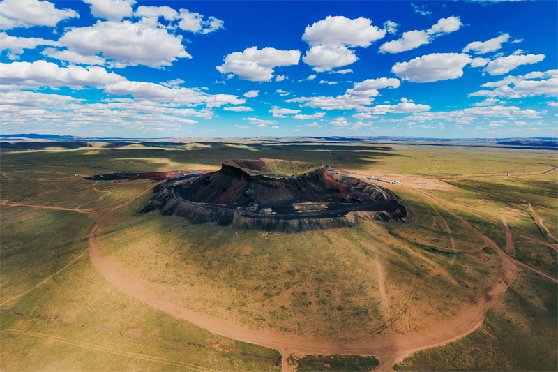 Mongolie intérieure : à Ulanqab, les volcans et les prairies se complètent pour créer un magnifique paysage