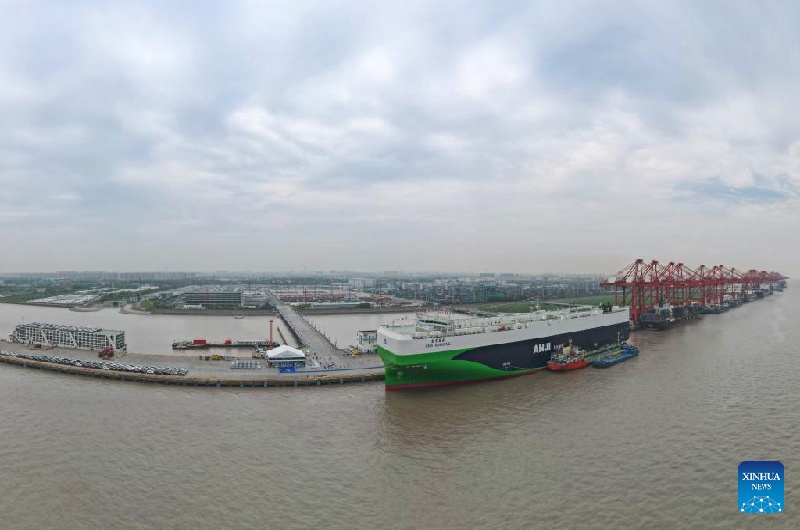 Le plus grand navire transporteur de voitures du monde construit par la Chine est parti pour son premier voyage