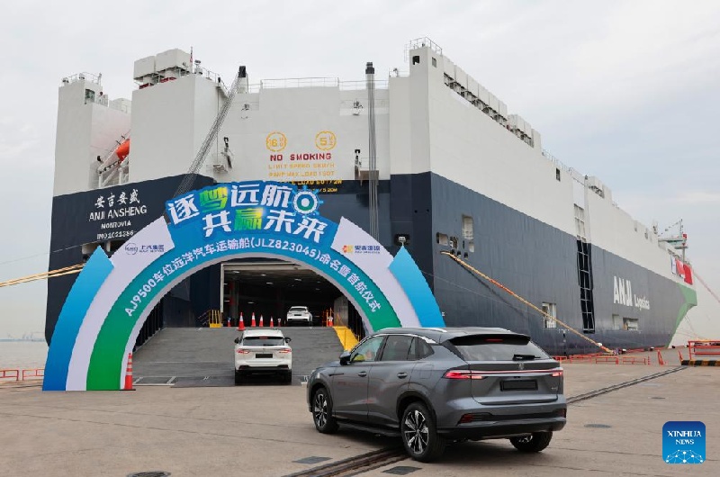 Le plus grand navire transporteur de voitures du monde construit par la Chine est parti pour son premier voyage