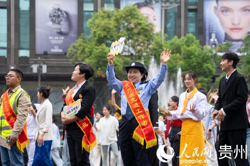 Guizhou : un grand défilé pour l'unité ethnique expose ses charmes culturels
