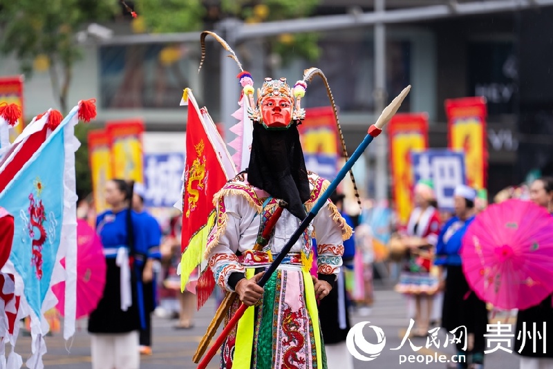 Guizhou : un grand défilé pour l'unité ethnique expose ses charmes culturels
