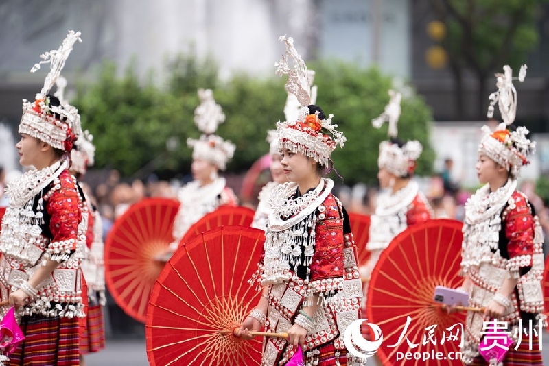 Guizhou : un grand défilé pour l'unité ethnique expose ses charmes culturels