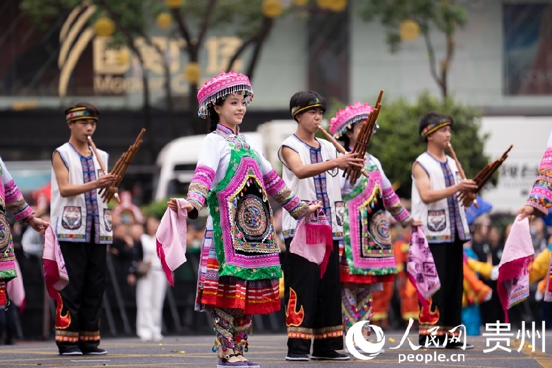 Guizhou : un grand défilé pour l'unité ethnique expose ses charmes culturels