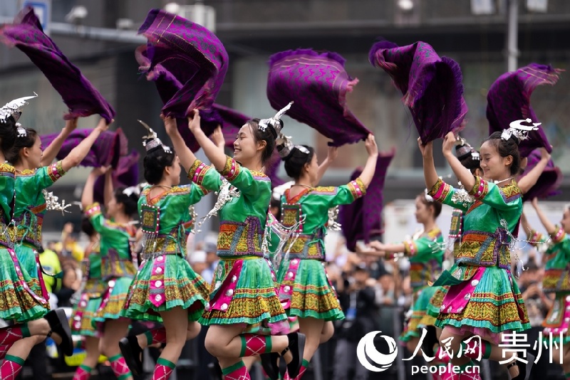 Guizhou : un grand défilé pour l'unité ethnique expose ses charmes culturels