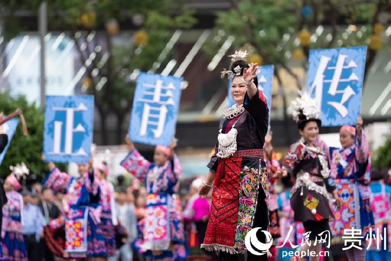 Guizhou : un grand défilé pour l'unité ethnique expose ses charmes culturels