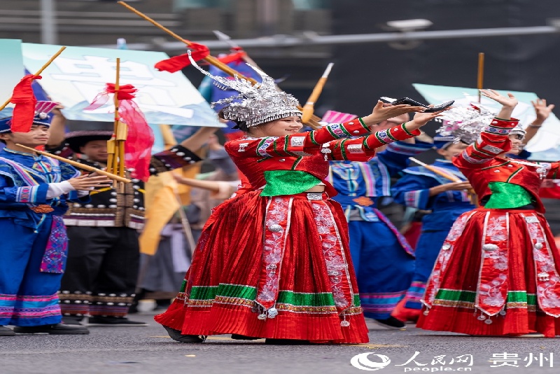 Guizhou : un grand défilé pour l'unité ethnique expose ses charmes culturels
