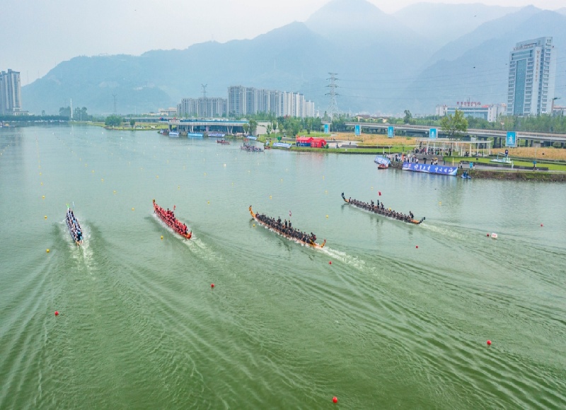 Zhejiang : une compétition de bateaux dragons traditionnels organisée à Wenzhou