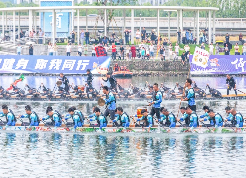 Zhejiang : une compétition de bateaux dragons traditionnels organisée à Wenzhou