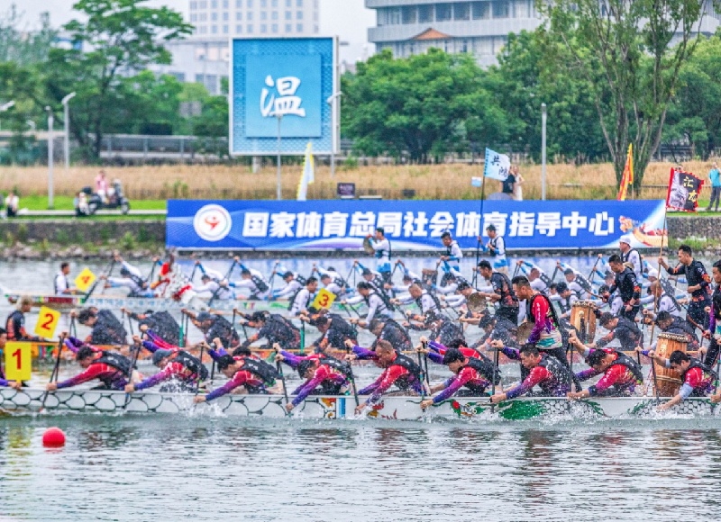 Zhejiang : une compétition de bateaux dragons traditionnels organisée à Wenzhou