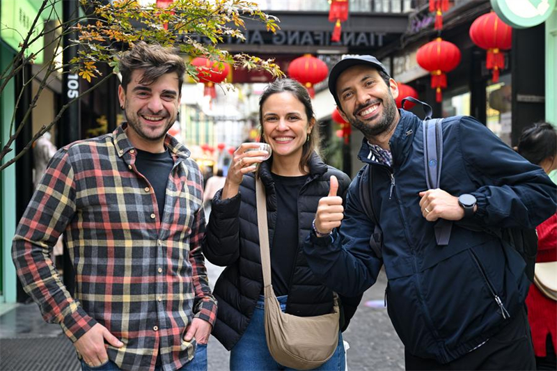 Des touristes espagnols visitent Tianzifang, un quartier artistique de Shanghai, dans l'est de la Chine, le 3 décembre 2024. (Photo : Chen Haoming)