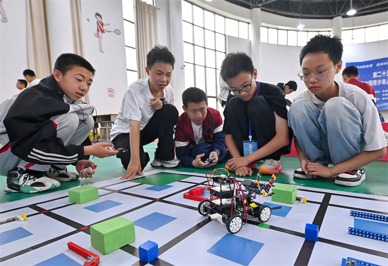 Jiangxi : un concours de robots renforce l'intérêt des jeunes pour les sciences et technologies à Jinxi
